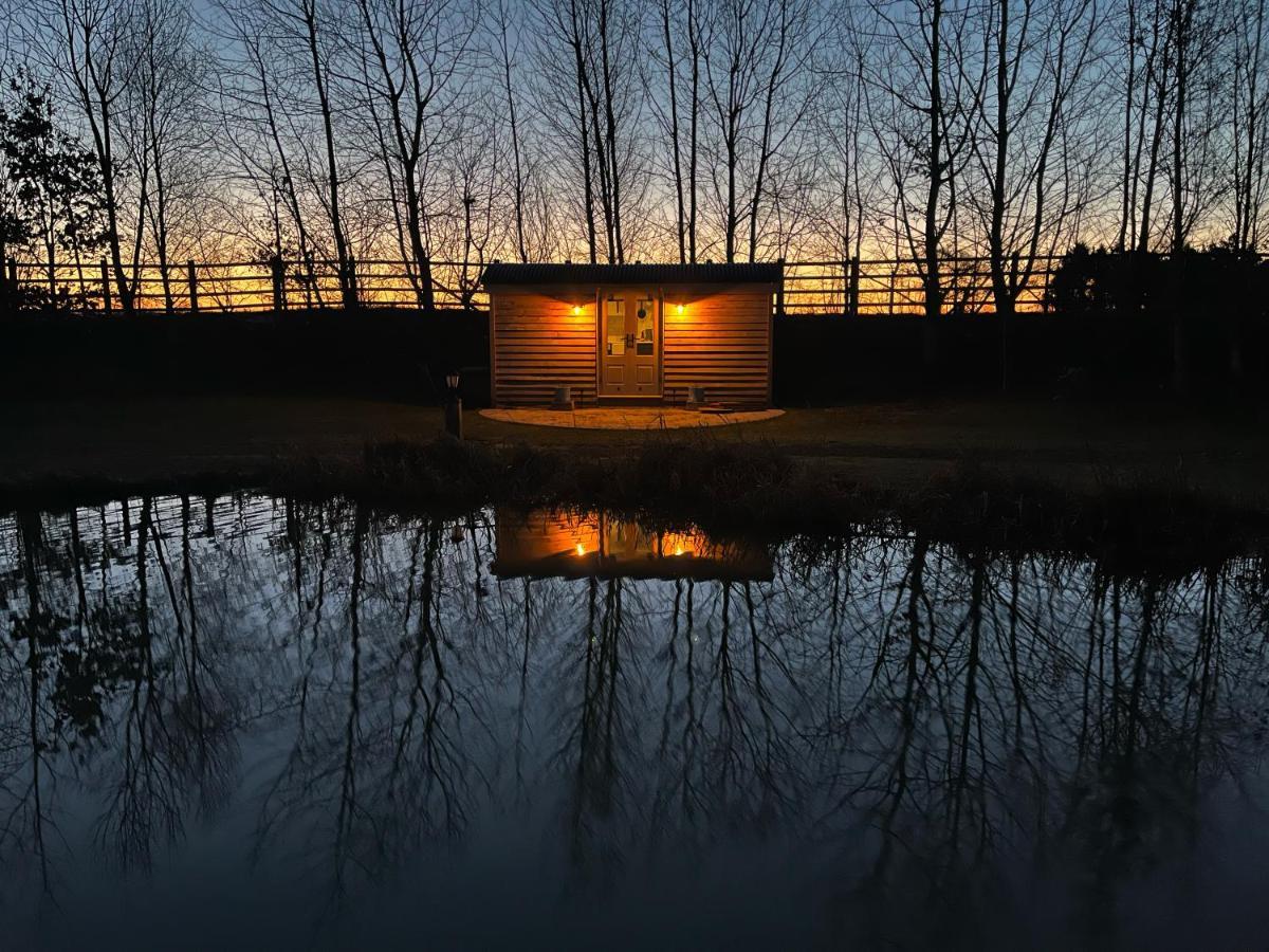 Luxury Shepherds Hut - The Sweet Pea By The Lake York Exterior foto